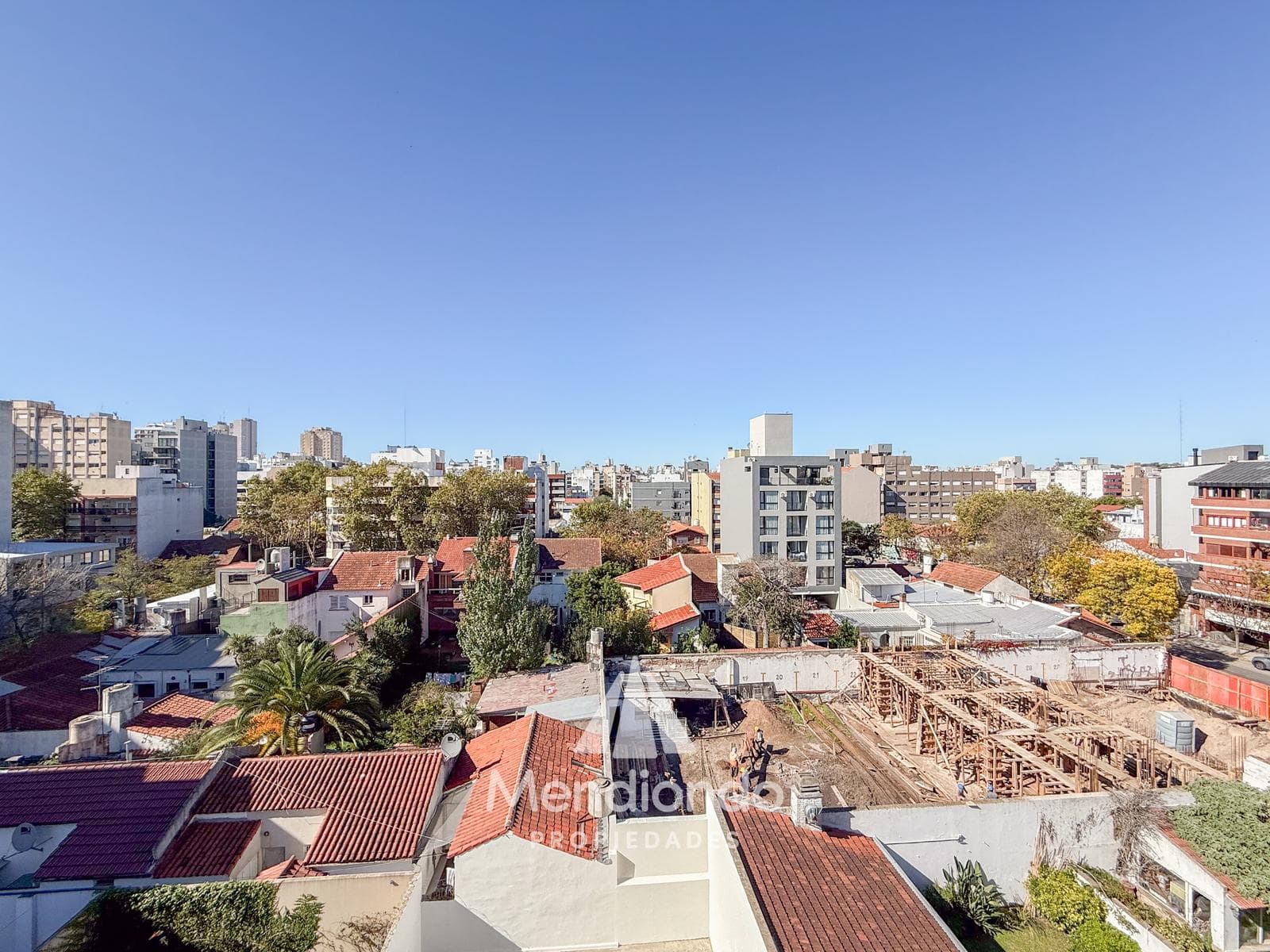 Brand-new 4-bedroom half-duplex apartment. Garage and terrace. Available IMMEDIATELY in Plaza Mitre.