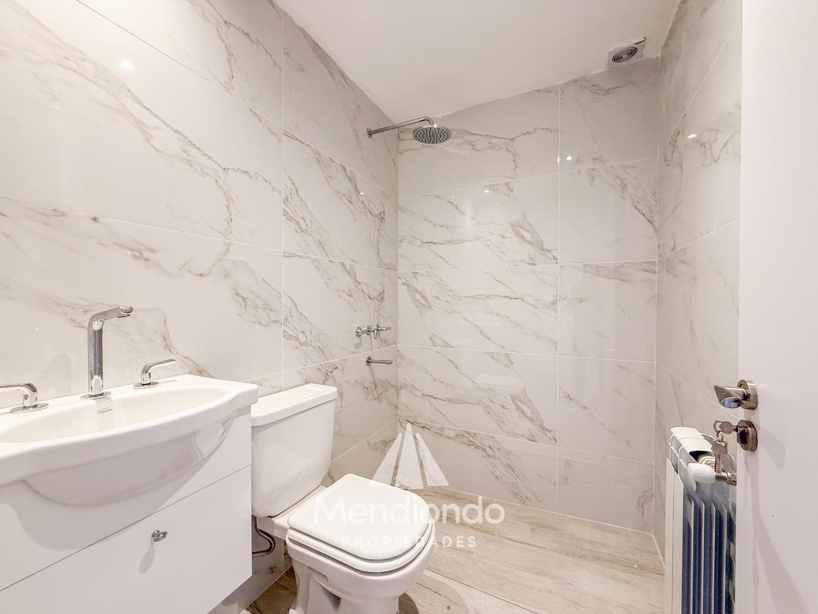 Brand-new 4-bedroom half-duplex apartment. Garage and terrace. Available IMMEDIATELY in Plaza Mitre.