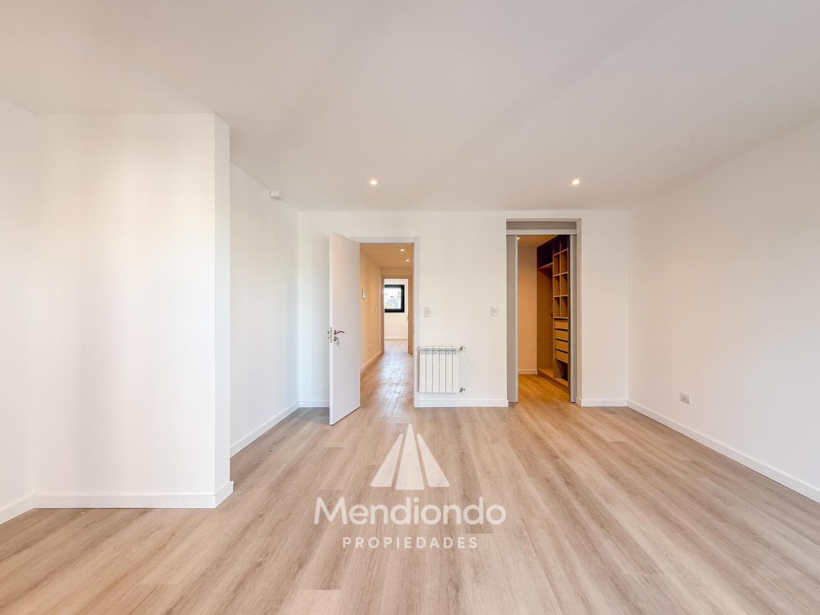 Brand-new 4-bedroom half-duplex apartment. Garage and terrace. Available IMMEDIATELY in Plaza Mitre.