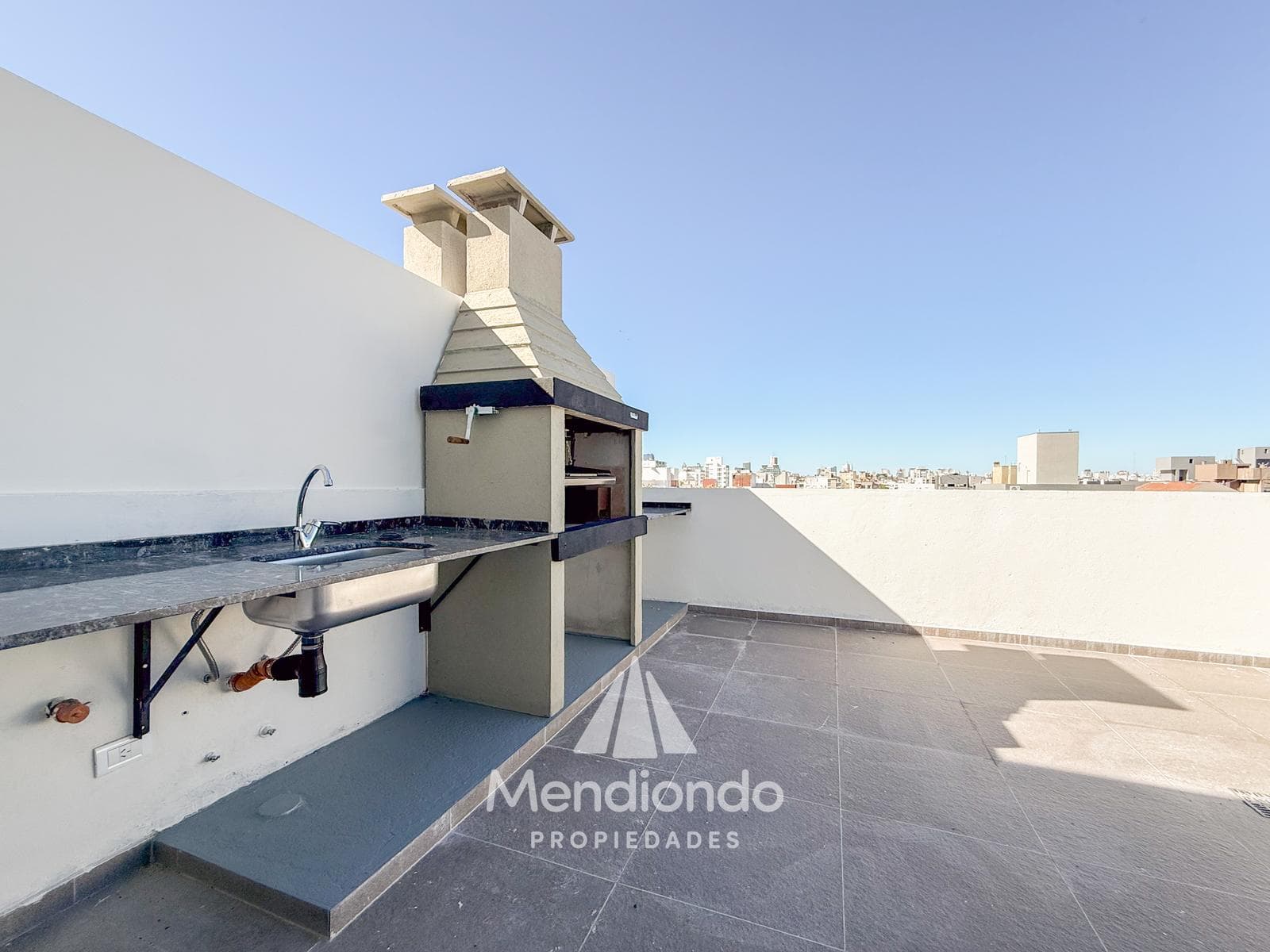 Brand-new 4-bedroom half-duplex apartment. Garage and terrace. Available IMMEDIATELY in Plaza Mitre.