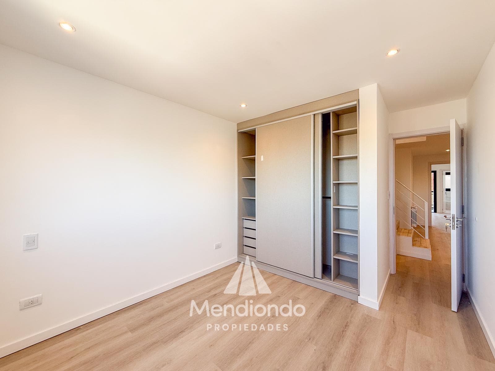Brand-new 4-bedroom half-duplex apartment. Garage and terrace. Available IMMEDIATELY in Plaza Mitre.