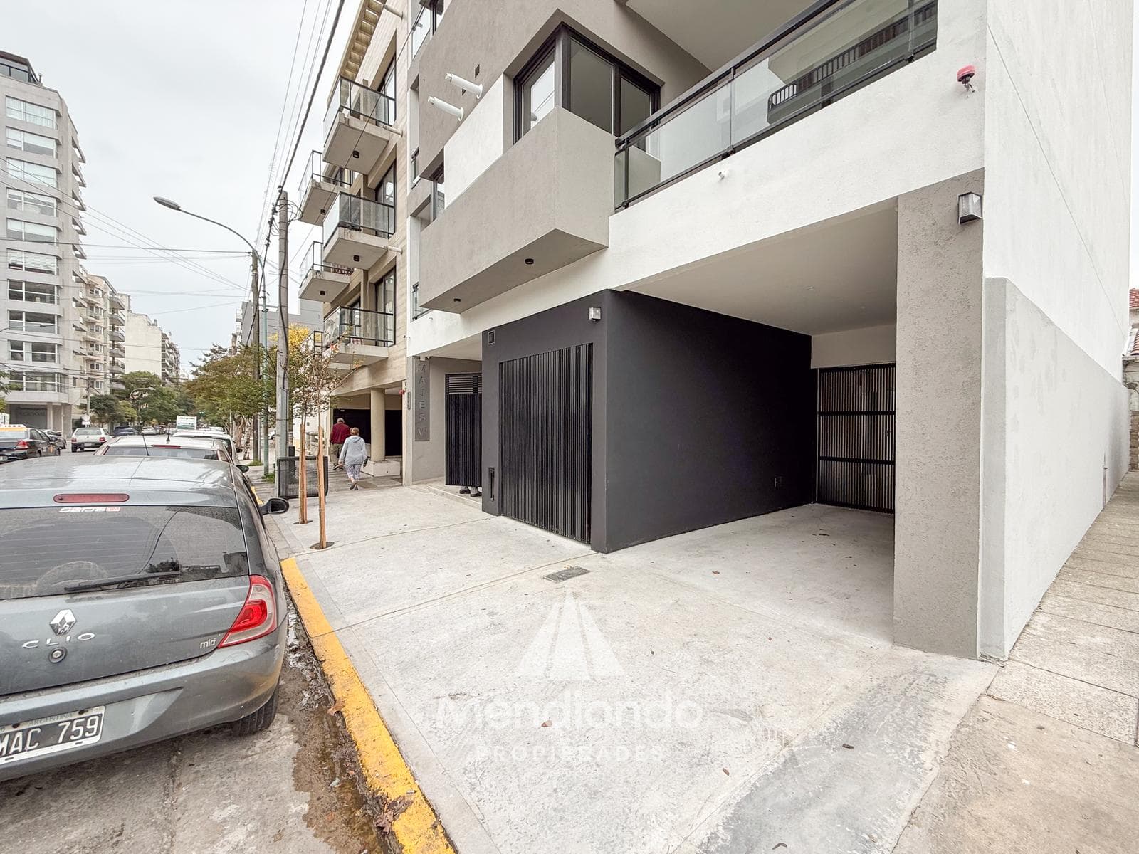 Brand-new 4-bedroom half-duplex apartment. Garage and terrace. Available IMMEDIATELY in Plaza Mitre.