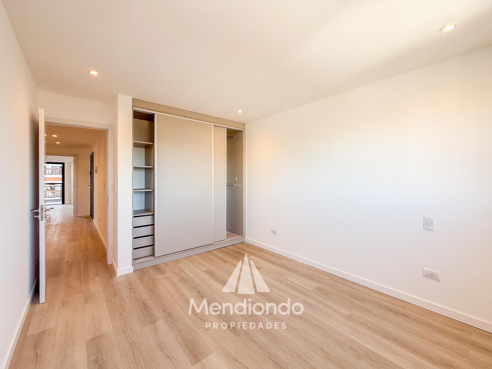Brand-new 4-bedroom half-duplex apartment. Garage and terrace. Available IMMEDIATELY in Plaza Mitre.