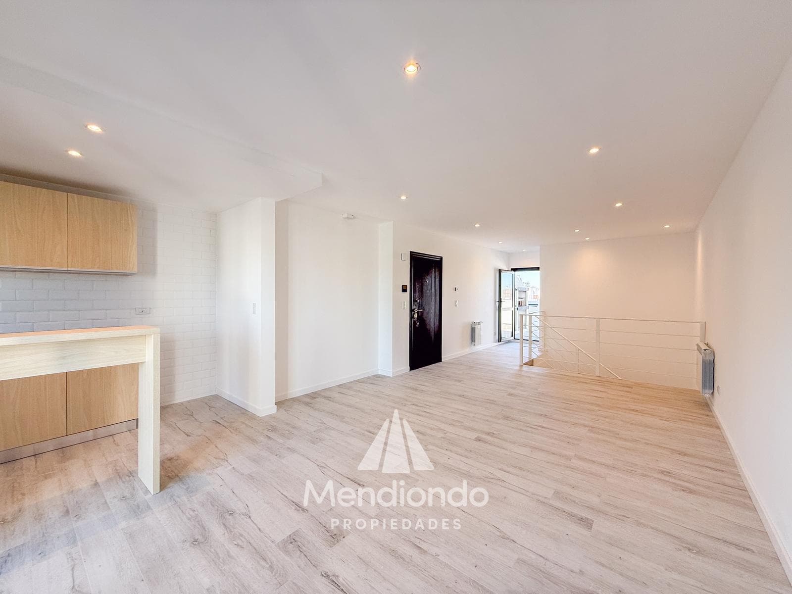 Brand-new 4-bedroom half-duplex apartment. Garage and terrace. Available IMMEDIATELY in Plaza Mitre.
