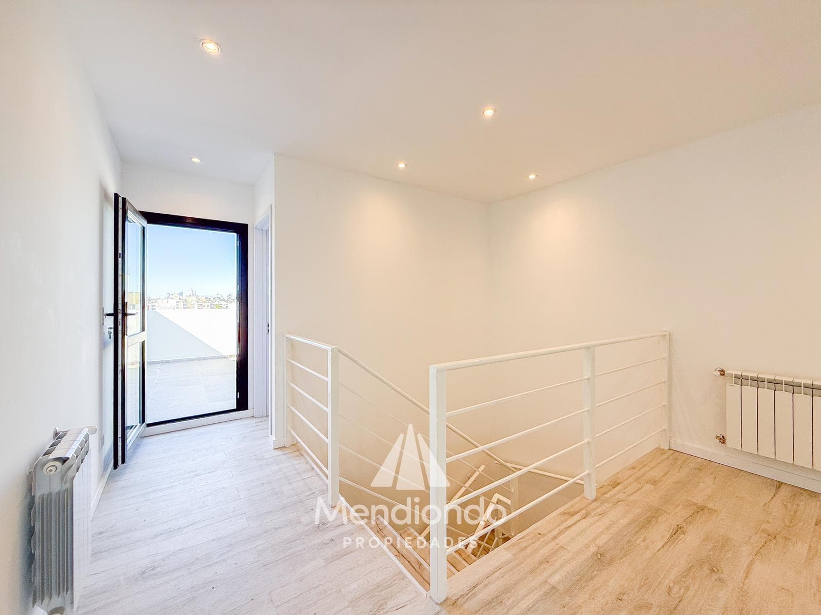 Brand-new 4-bedroom half-duplex apartment. Garage and terrace. Available IMMEDIATELY in Plaza Mitre.