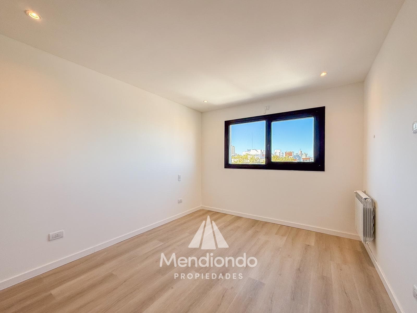 Brand-new 4-bedroom half-duplex apartment. Garage and terrace. Available IMMEDIATELY in Plaza Mitre.