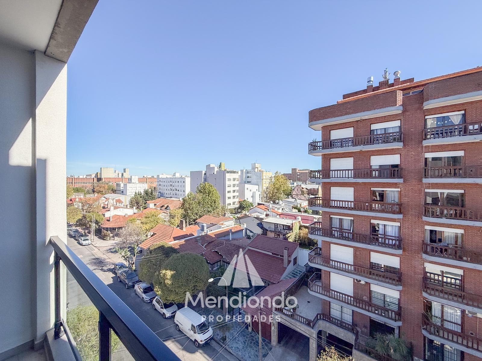 Brand-new 4-bedroom half-duplex apartment. Garage and terrace. Available IMMEDIATELY in Plaza Mitre.