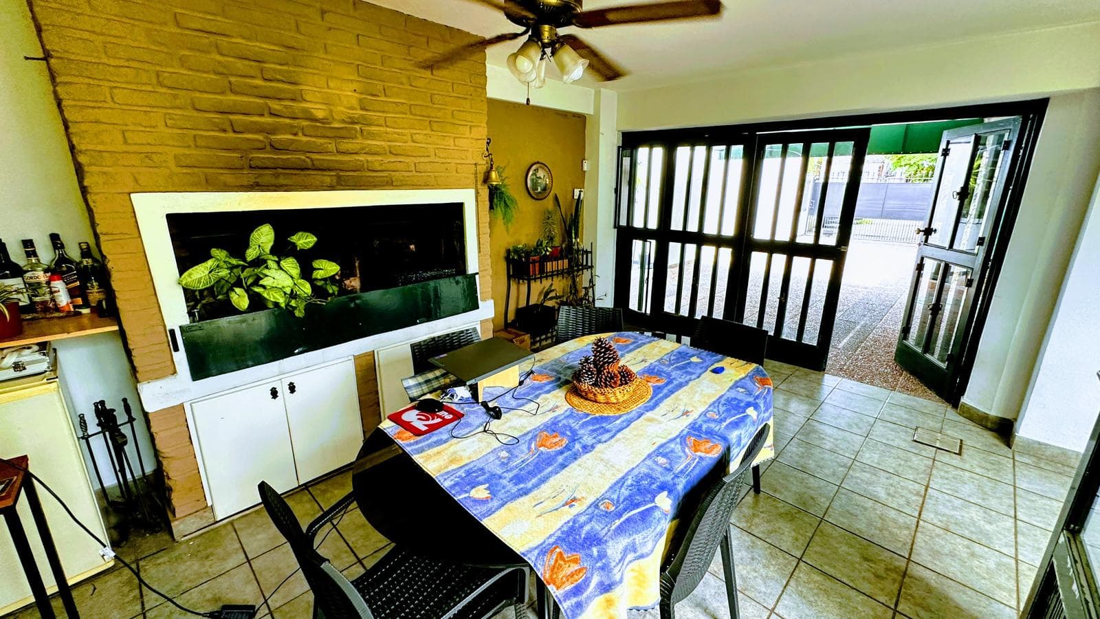 A unique opportunity in Morón: a solid 4-bedroom house with a porch and parking spaces; option to purchase an adjacent lot