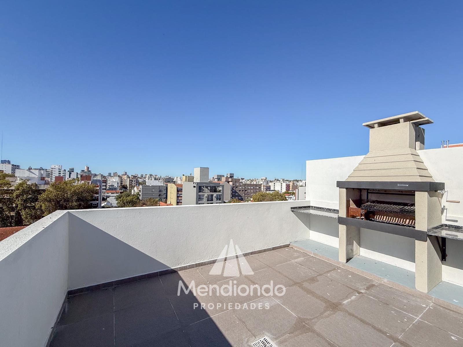 Brand-new 3-bedroom half-duplex apartment. Garage and terrace. Available IMMEDIATELY in Plaza Mitre.