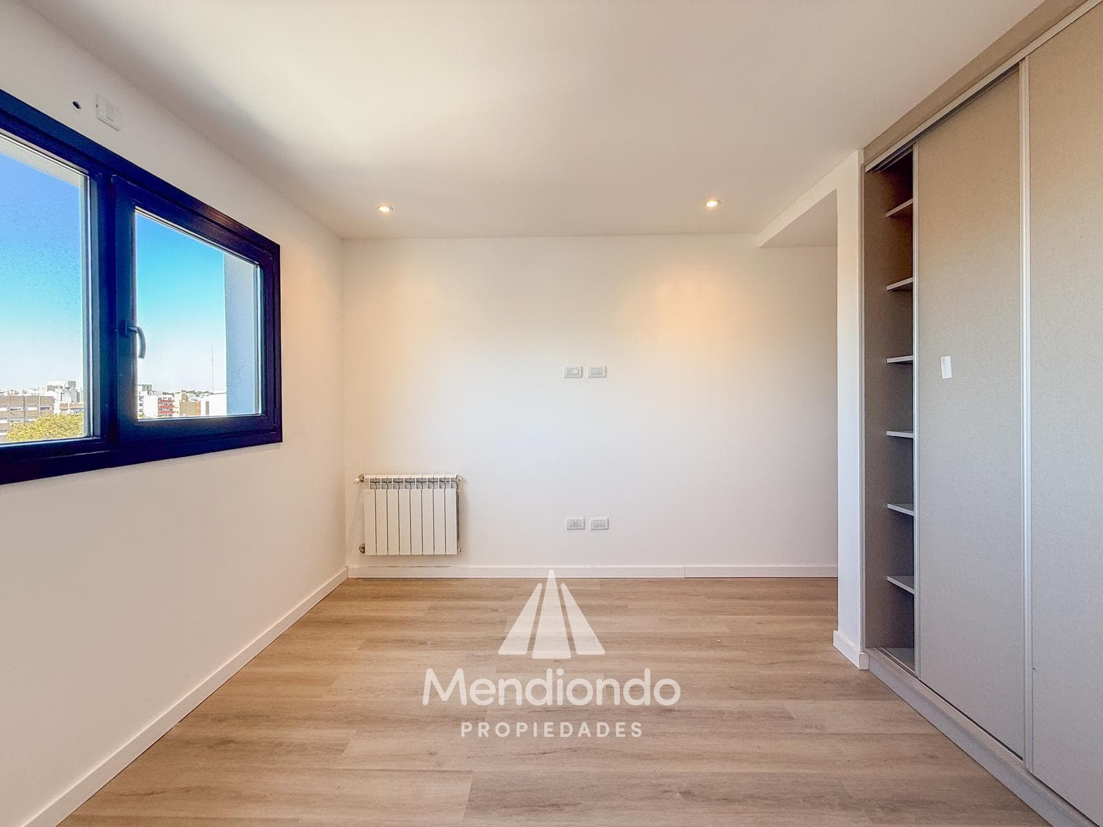 Brand-new 3-bedroom half-duplex apartment. Garage and terrace. Available IMMEDIATELY in Plaza Mitre.