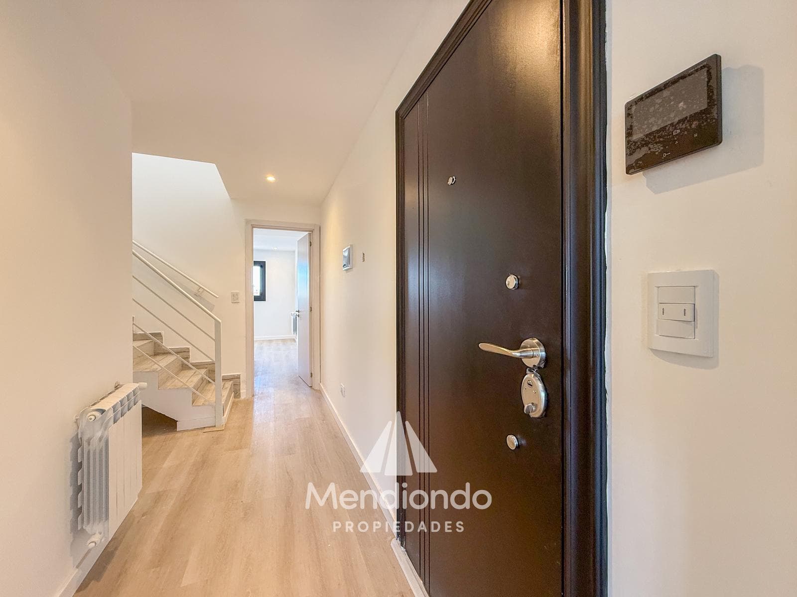 Brand-new 3-bedroom half-duplex apartment. Garage and terrace. Available IMMEDIATELY in Plaza Mitre.