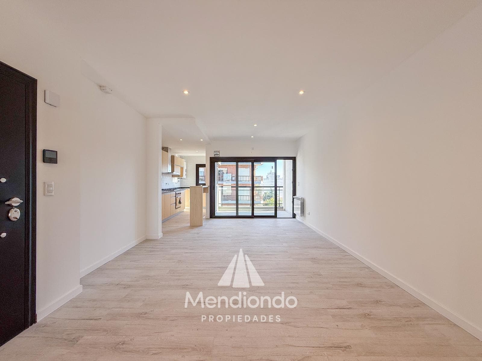 Brand-new 3-bedroom half-duplex apartment. Garage and terrace. Available IMMEDIATELY in Plaza Mitre.