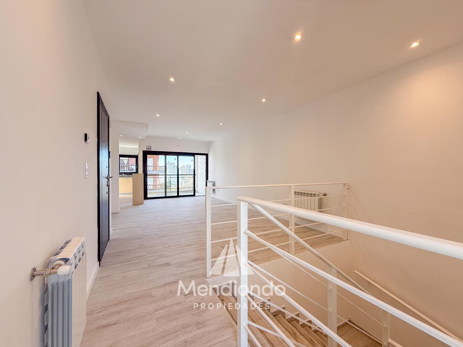 Brand-new 3-bedroom half-duplex apartment. Garage and terrace. Available IMMEDIATELY in Plaza Mitre.