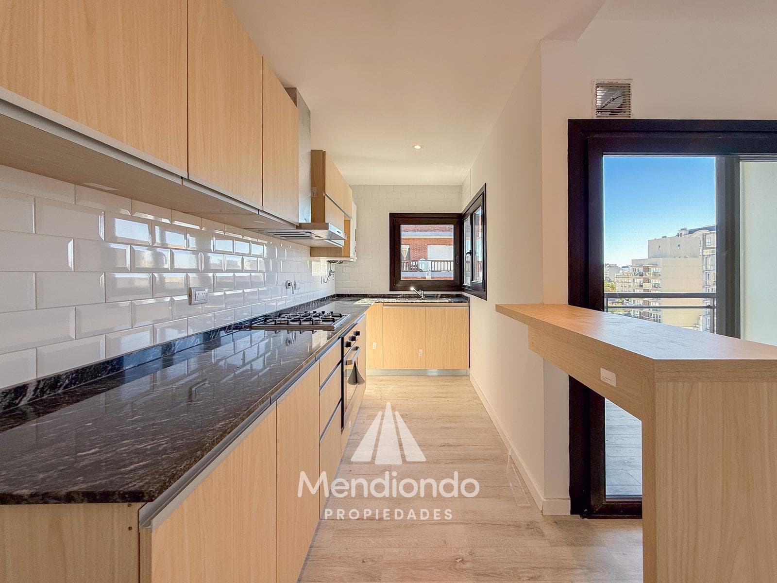 Brand-new 3-bedroom half-duplex apartment. Garage and terrace. Available IMMEDIATELY in Plaza Mitre.