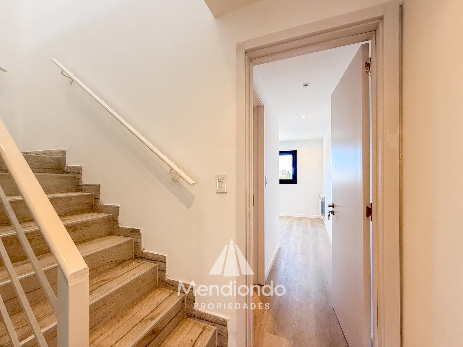 Brand-new 3-bedroom half-duplex apartment. Garage and terrace. Available IMMEDIATELY in Plaza Mitre.