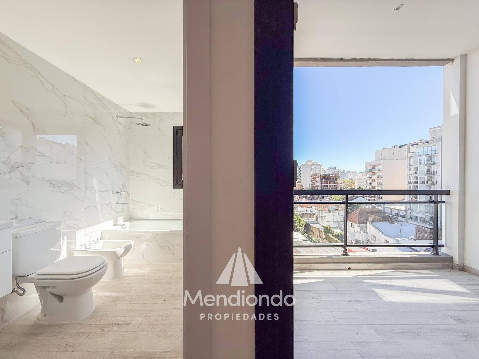 Brand-new 3-bedroom half-duplex apartment. Garage and terrace. Available IMMEDIATELY in Plaza Mitre.