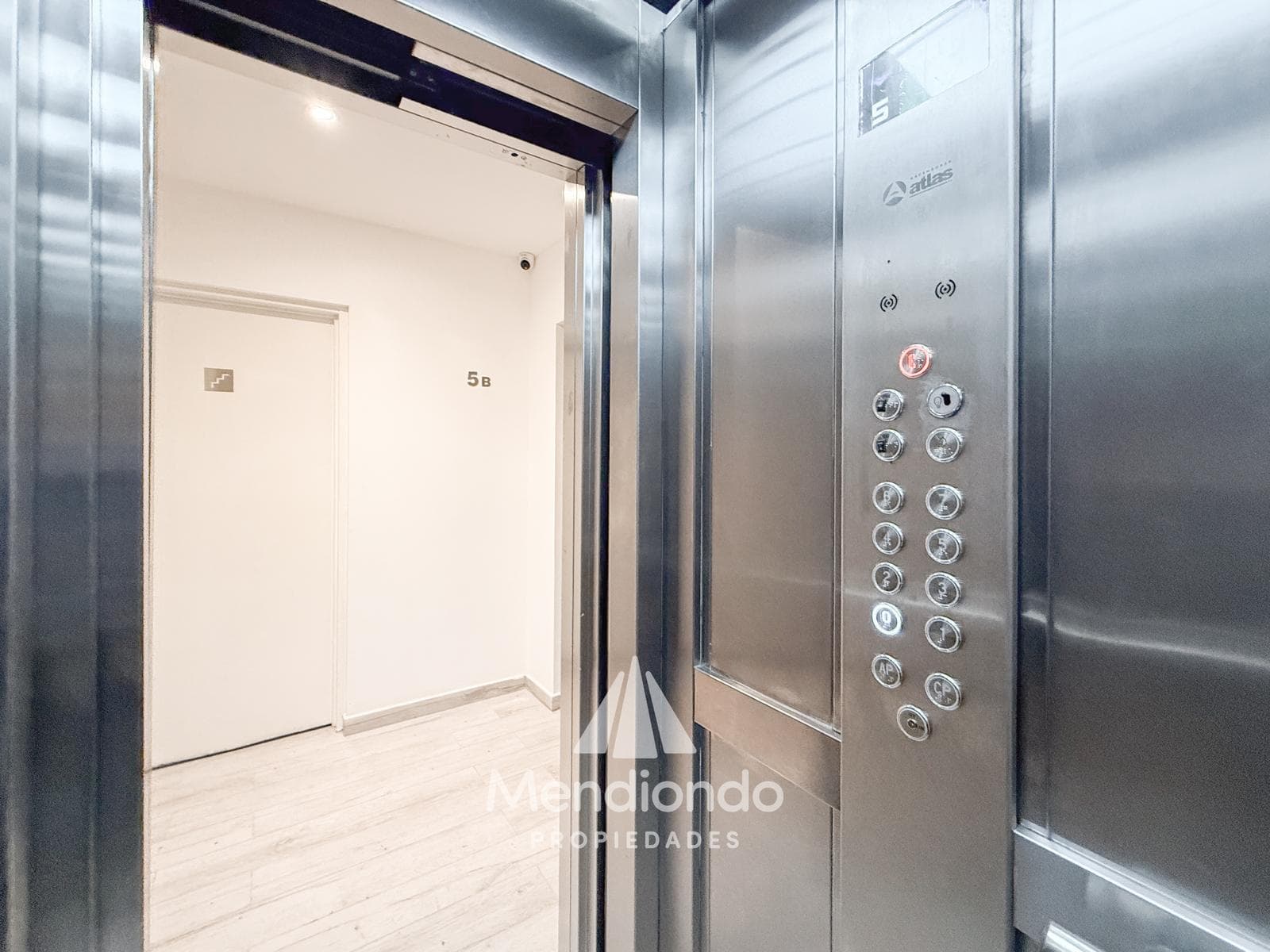 Brand-new 3-bedroom half-duplex apartment. Garage and terrace. Available IMMEDIATELY in Plaza Mitre.