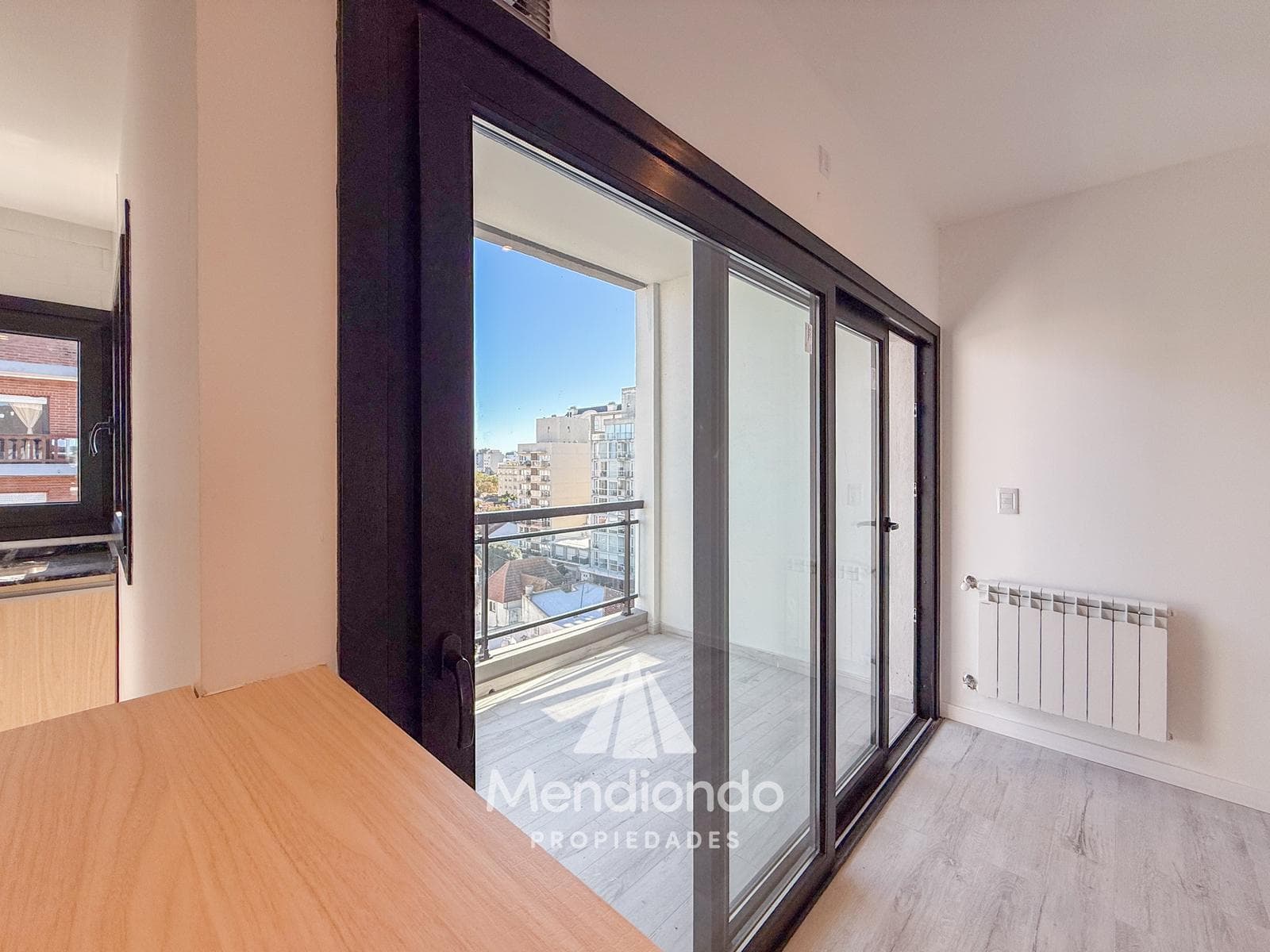 Brand-new 3-bedroom half-duplex apartment. Garage and terrace. Available IMMEDIATELY in Plaza Mitre.