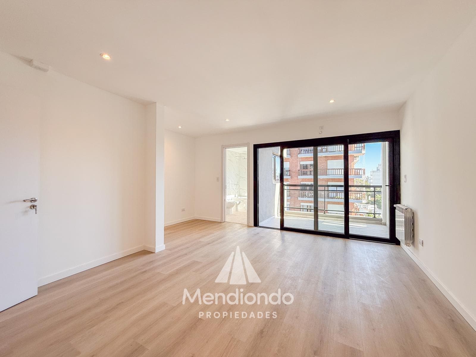 Brand-new 3-bedroom half-duplex apartment. Garage and terrace. Available IMMEDIATELY in Plaza Mitre.