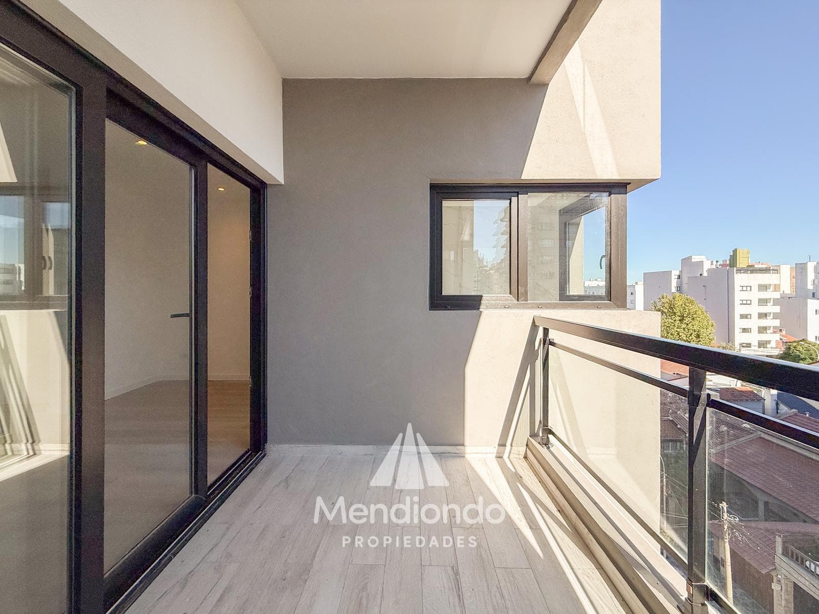 Brand-new 3-bedroom half-duplex apartment. Garage and terrace. Available IMMEDIATELY in Plaza Mitre.