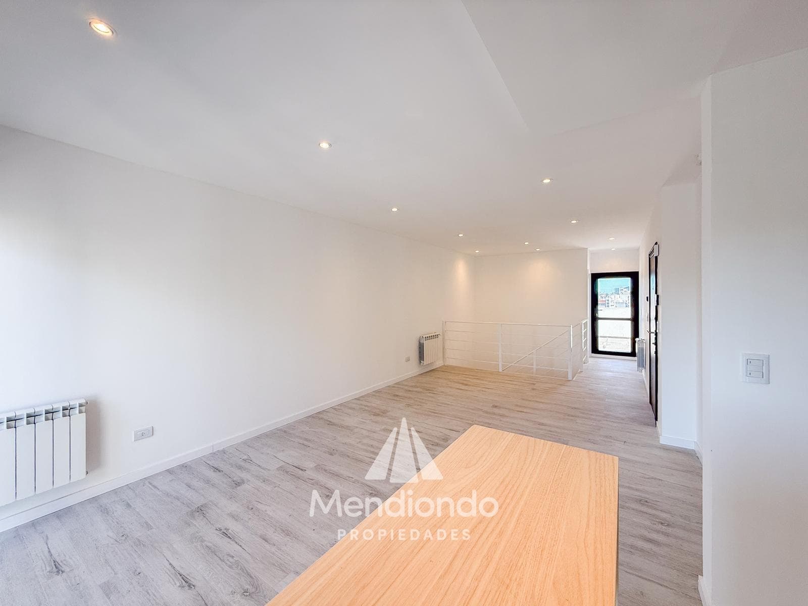 Brand-new 3-bedroom half-duplex apartment. Garage and terrace. Available IMMEDIATELY in Plaza Mitre.