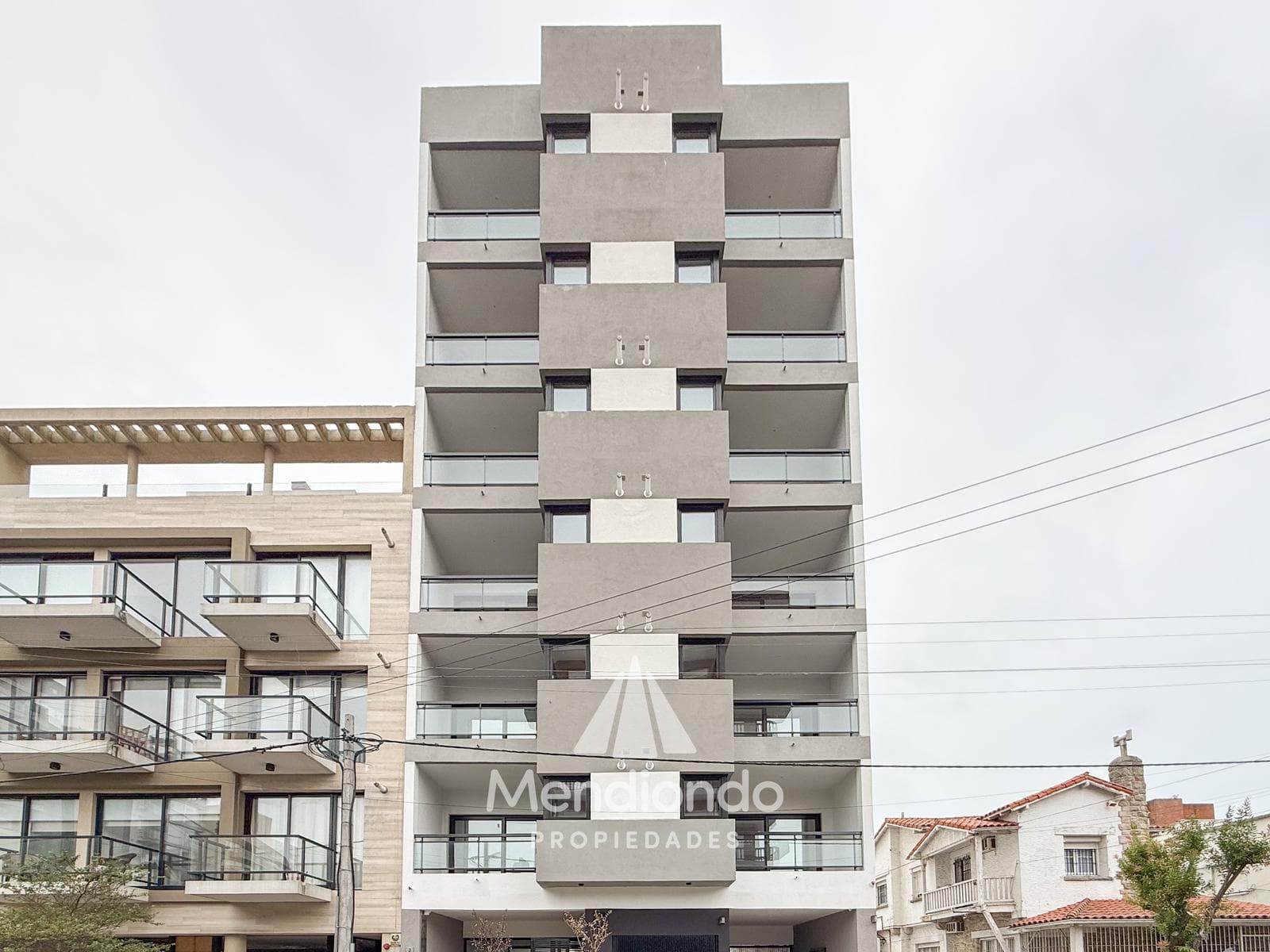Brand-new 3-bedroom half-duplex apartment. Garage and terrace. Available IMMEDIATELY in Plaza Mitre.