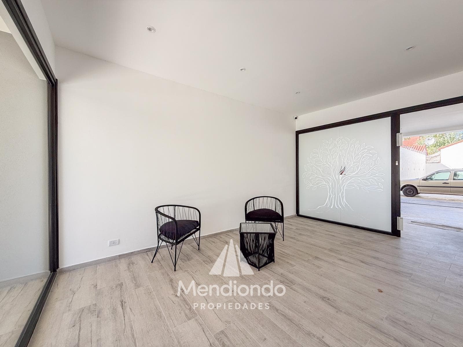 Brand-new 3-bedroom half-duplex apartment. Garage and terrace. Available IMMEDIATELY in Plaza Mitre.