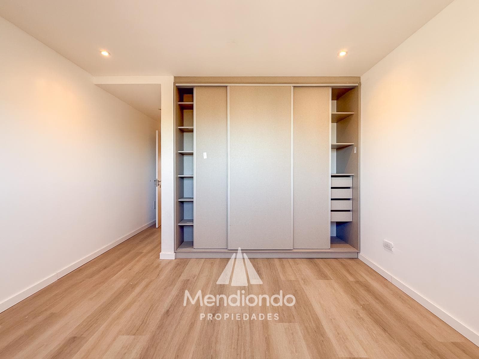 Brand-new 3-bedroom half-duplex apartment. Garage and terrace. Available IMMEDIATELY in Plaza Mitre.