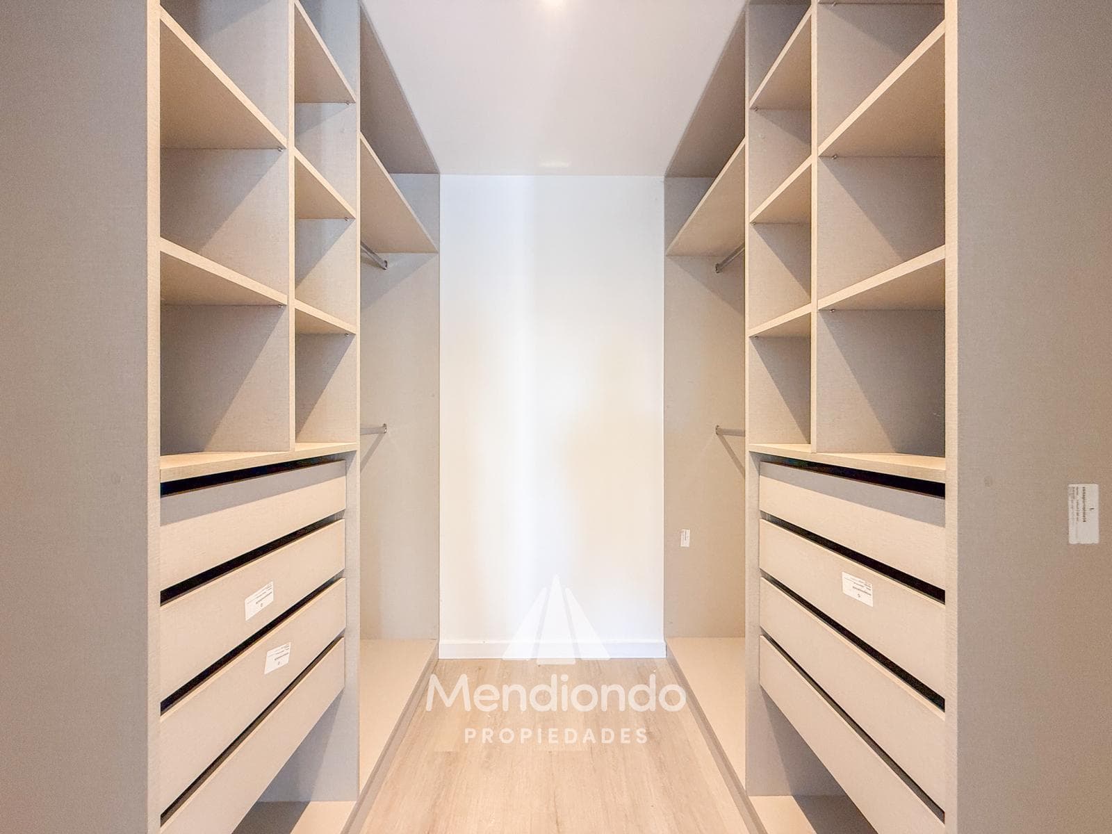 Brand-new 3-bedroom half-duplex apartment. Garage and terrace. Available IMMEDIATELY in Plaza Mitre.