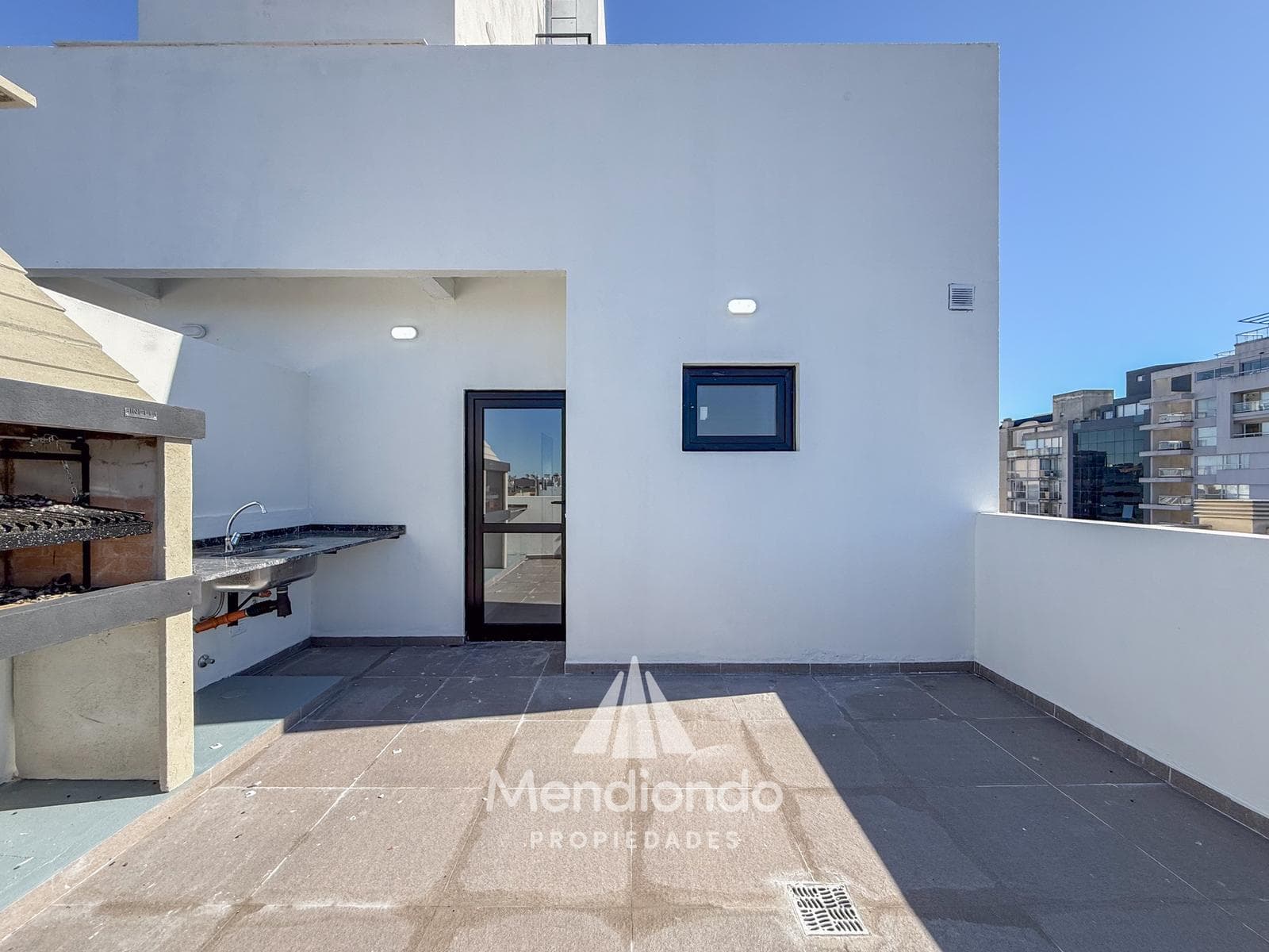 Brand-new 3-bedroom half-duplex apartment. Garage and terrace. Available IMMEDIATELY in Plaza Mitre.