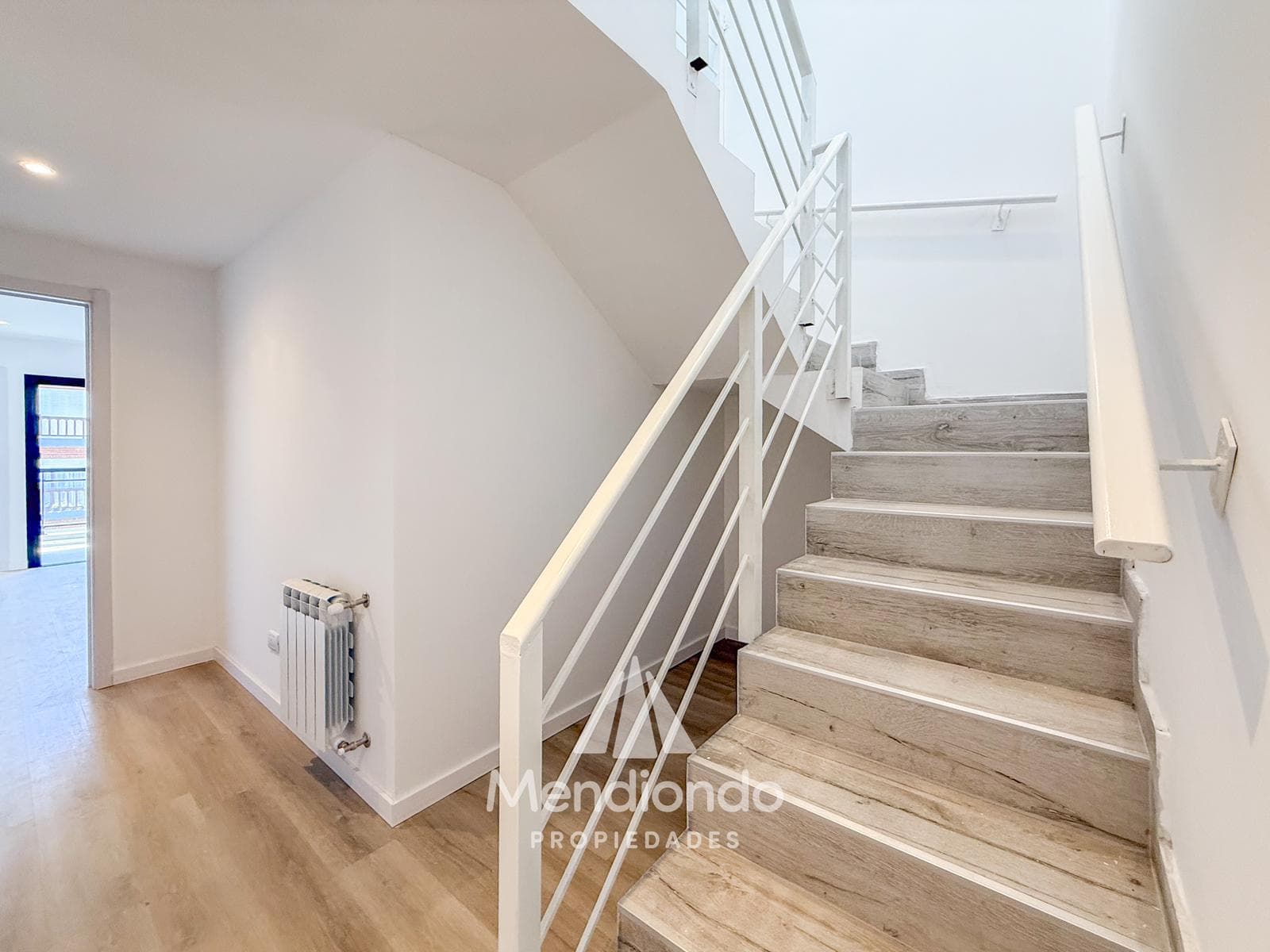 Brand-new 3-bedroom half-duplex apartment. Garage and terrace. Available IMMEDIATELY in Plaza Mitre.