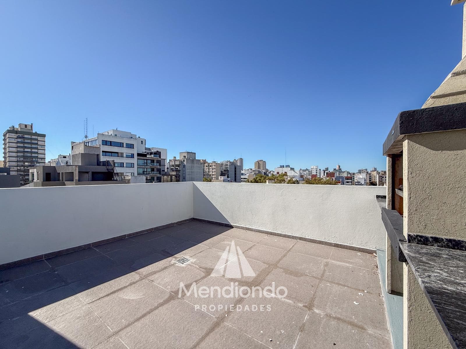 Brand-new 3-bedroom half-duplex apartment. Garage and terrace. Available IMMEDIATELY in Plaza Mitre.
