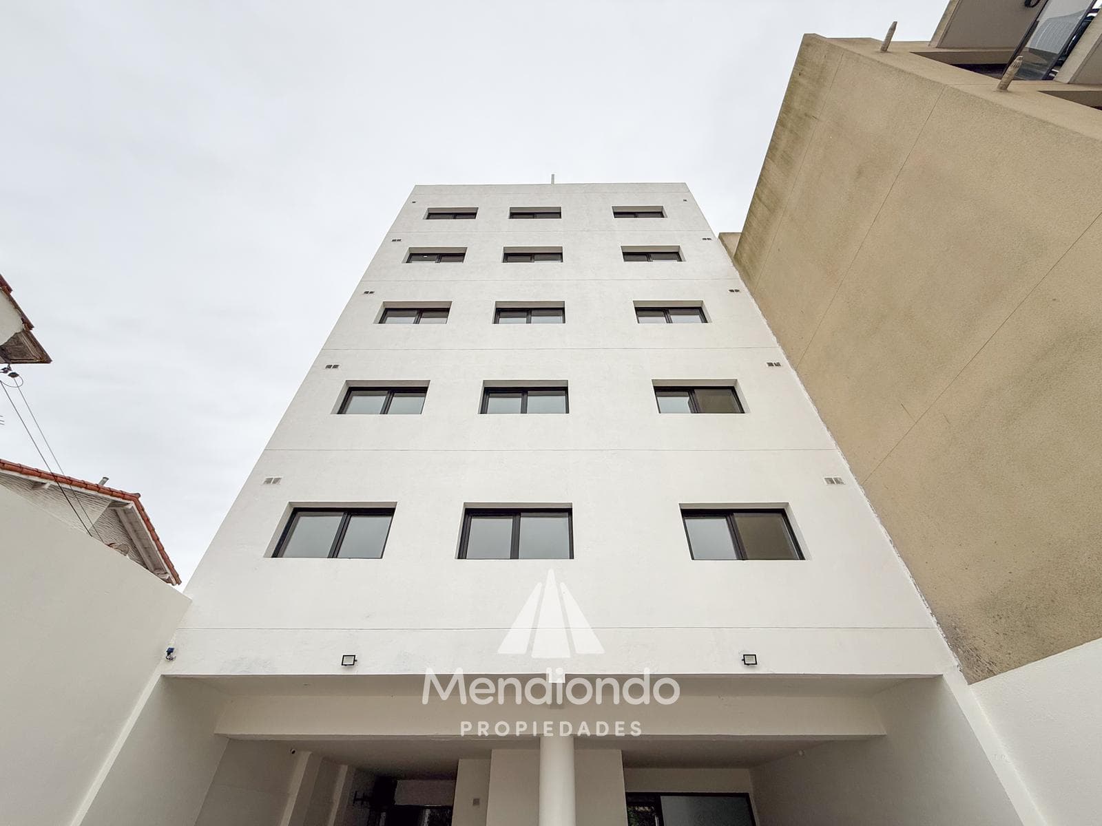 Brand-new 3-bedroom half-duplex apartment. Garage and terrace. Available IMMEDIATELY in Plaza Mitre.