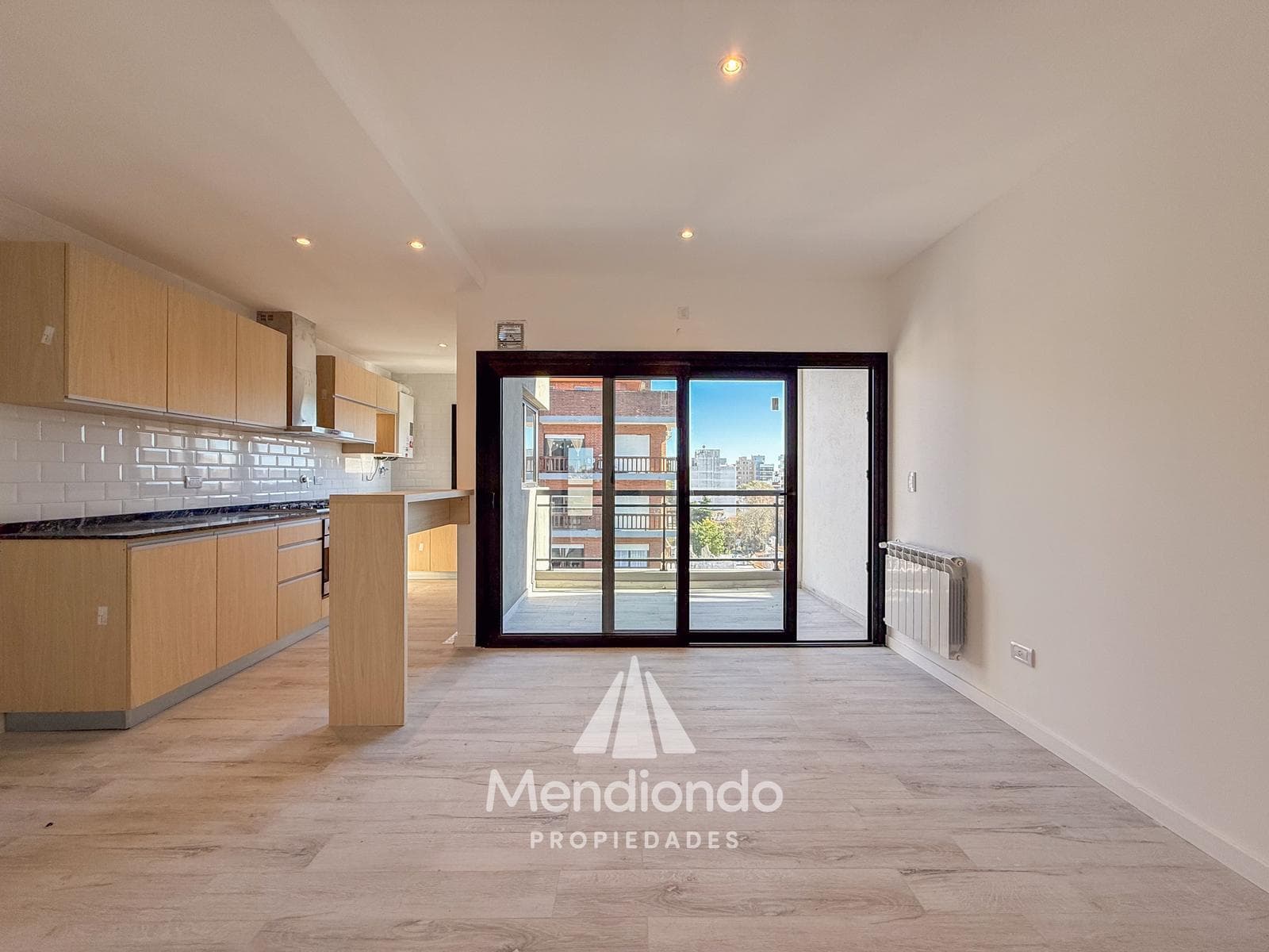 Brand-new 3-bedroom half-duplex apartment. Garage and terrace. Available IMMEDIATELY in Plaza Mitre.