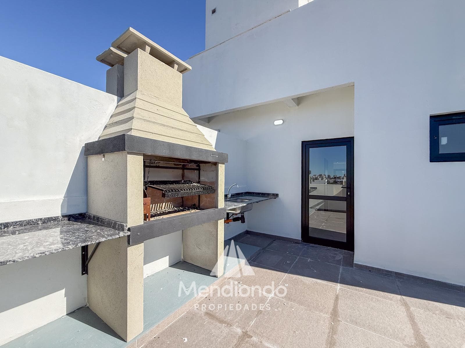 Brand-new 3-bedroom half-duplex apartment. Garage and terrace. Available IMMEDIATELY in Plaza Mitre.