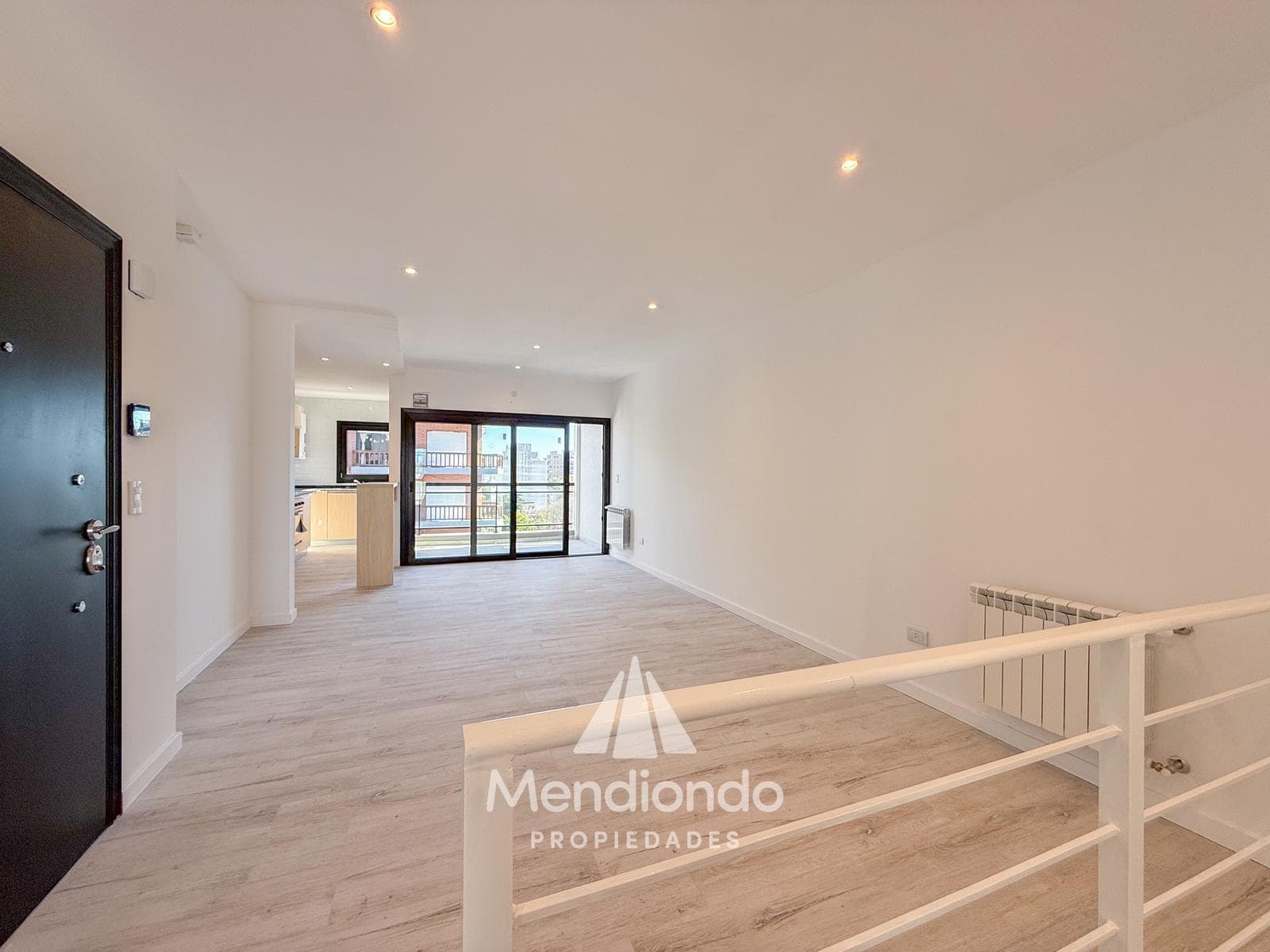Brand-new 3-bedroom half-duplex apartment. Garage and terrace. Available IMMEDIATELY in Plaza Mitre.