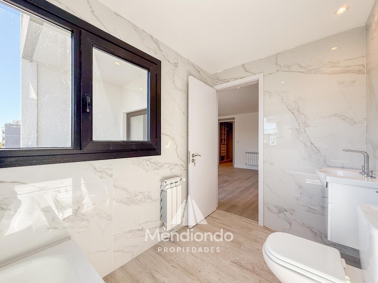 Brand-new 3-bedroom half-duplex apartment. Garage and terrace. Available IMMEDIATELY in Plaza Mitre.