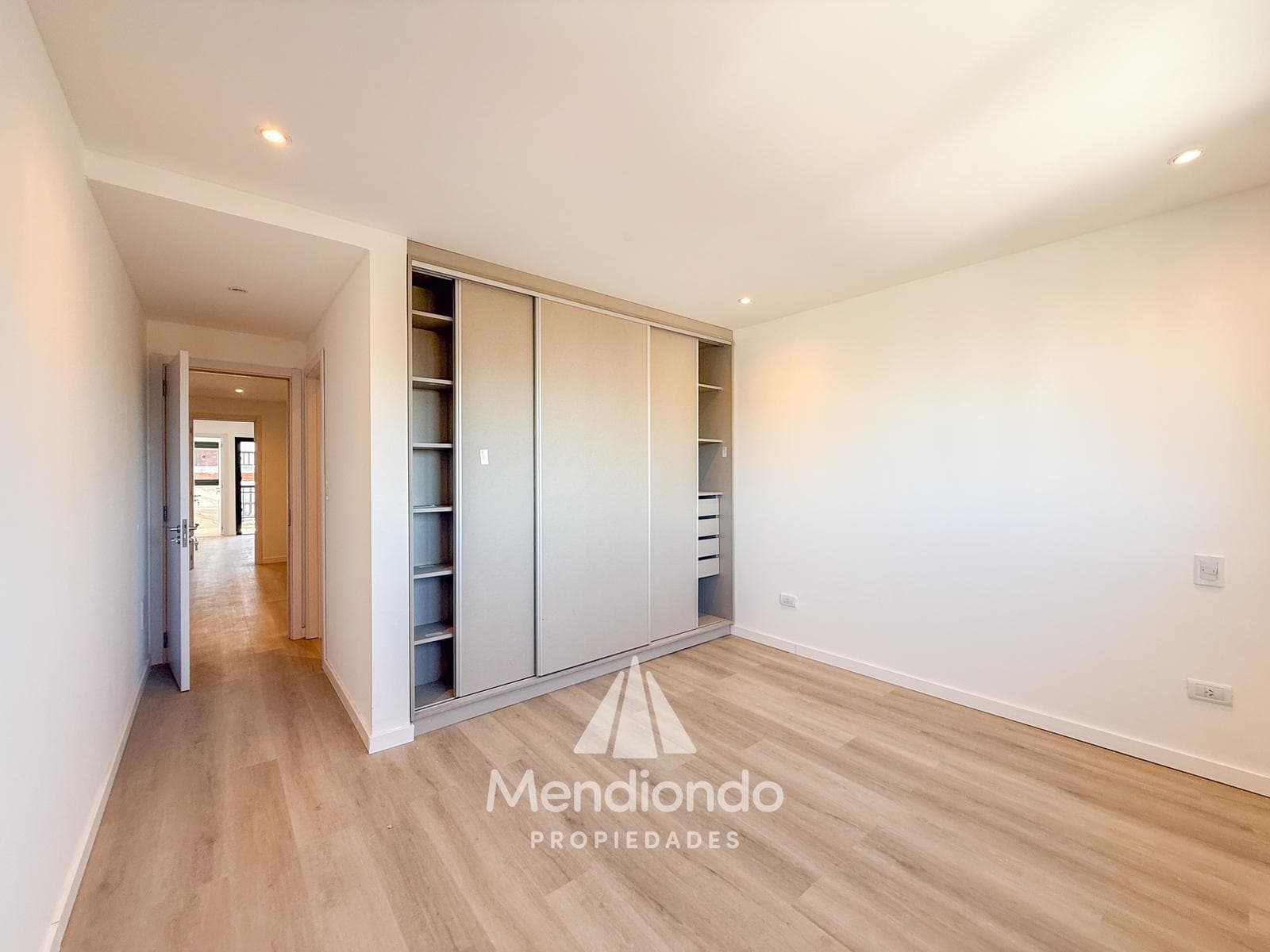 Brand-new 3-bedroom half-duplex apartment. Garage and terrace. Available IMMEDIATELY in Plaza Mitre.