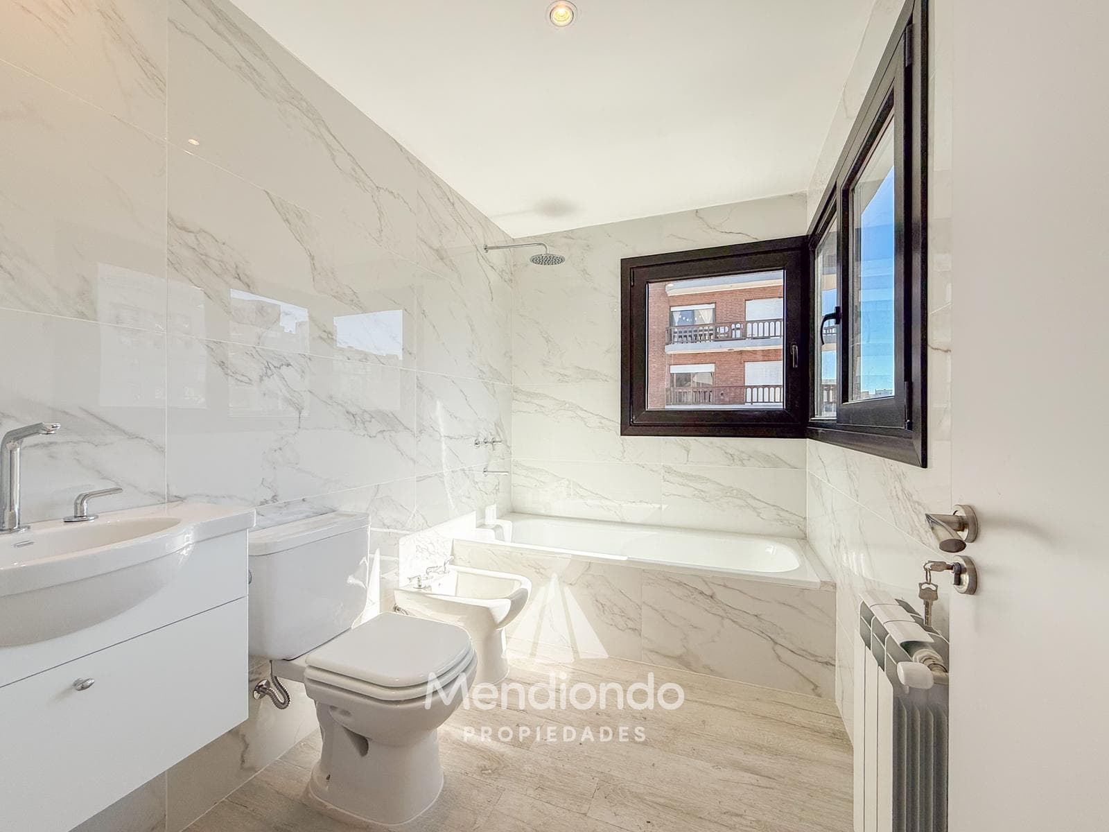 Brand-new 3-bedroom half-duplex apartment. Garage and terrace. Available IMMEDIATELY in Plaza Mitre.