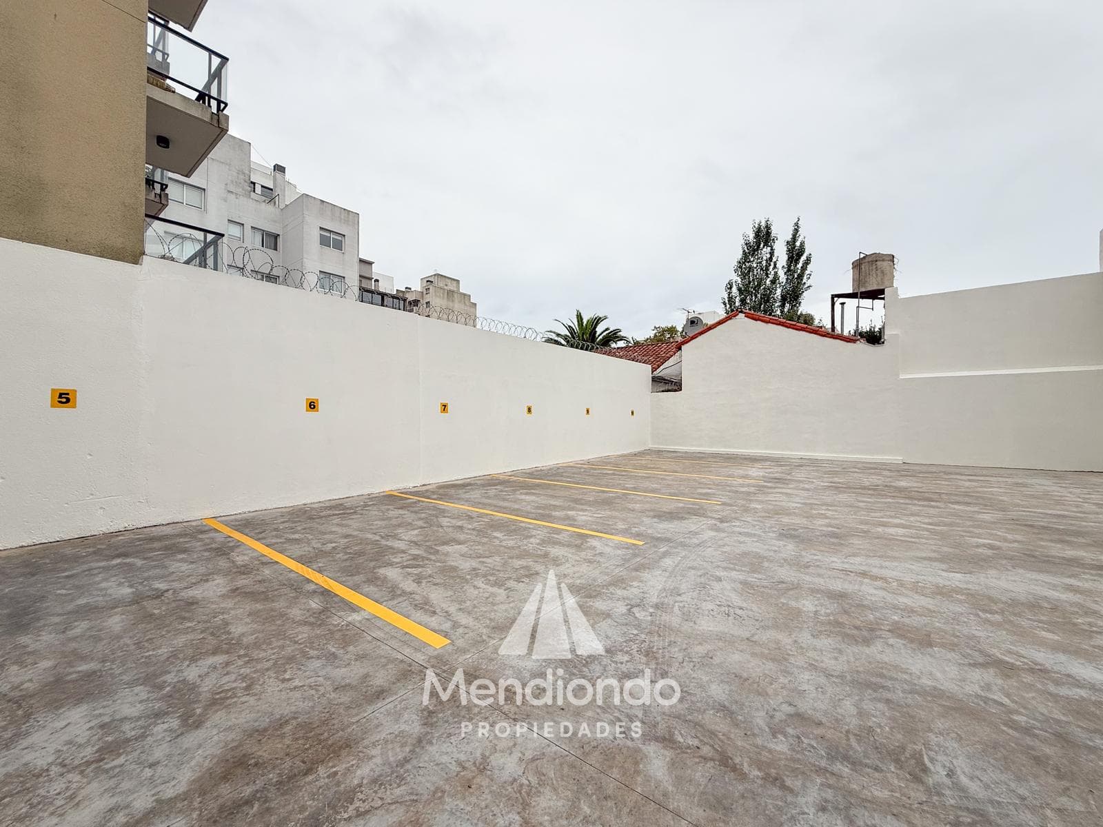 Brand-new 3-bedroom half-duplex apartment. Garage and terrace. Available IMMEDIATELY in Plaza Mitre.
