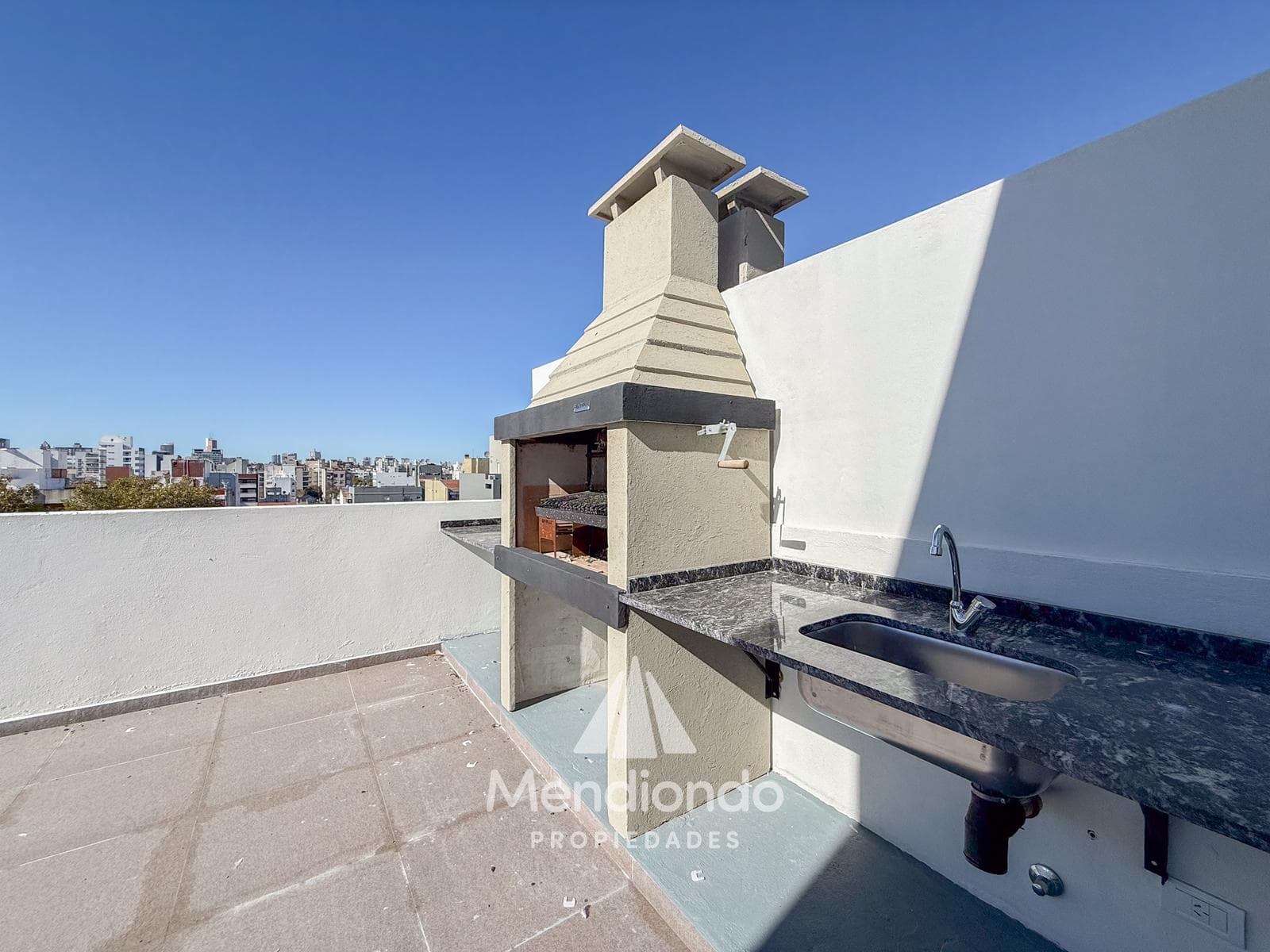Brand-new 3-bedroom half-duplex apartment. Garage and terrace. Available IMMEDIATELY in Plaza Mitre.