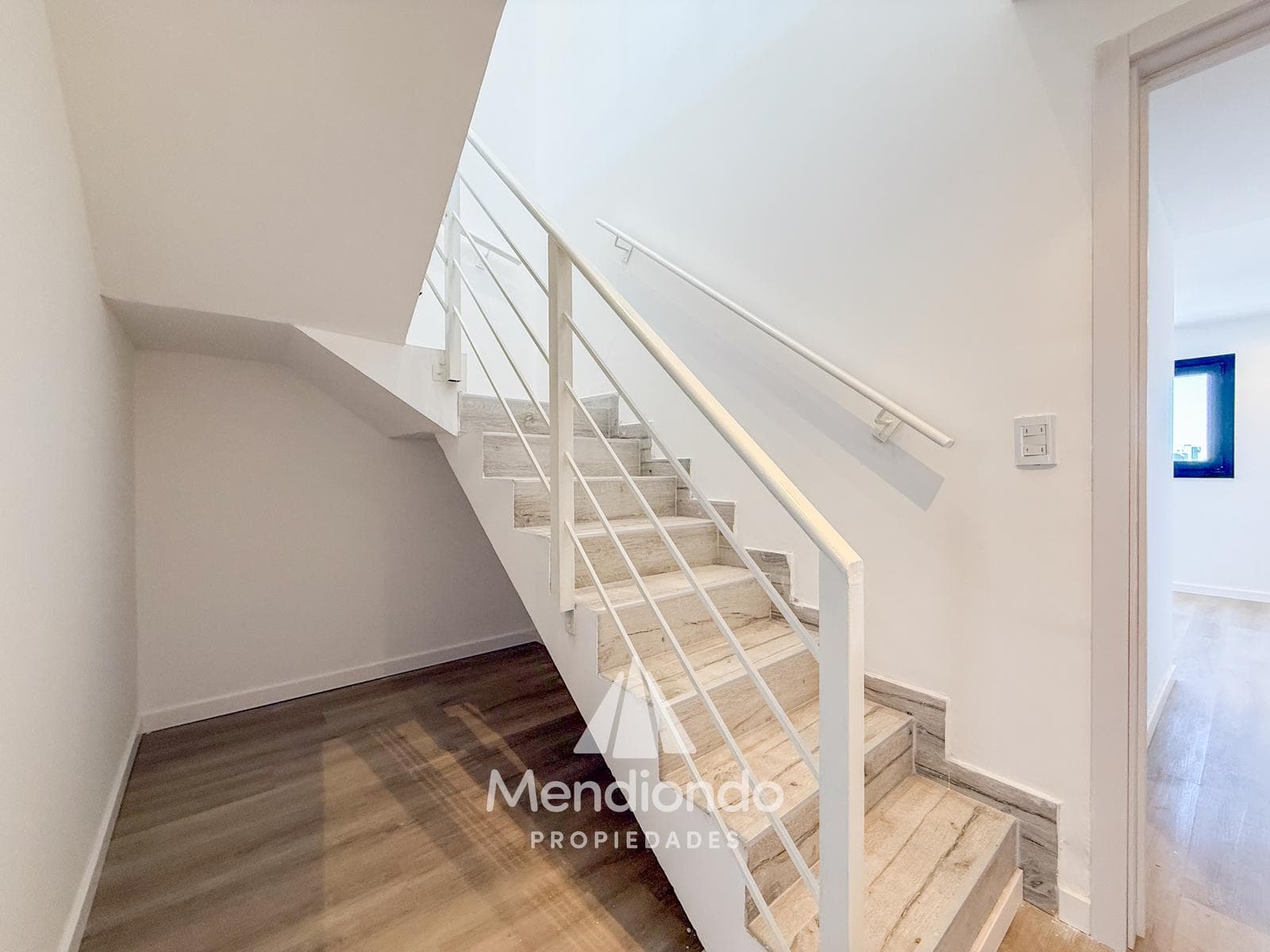 Brand-new 3-bedroom half-duplex apartment. Garage and terrace. Available IMMEDIATELY in Plaza Mitre.