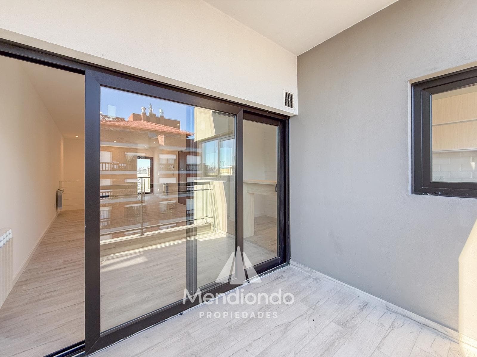 Brand-new 3-bedroom half-duplex apartment. Garage and terrace. Available IMMEDIATELY in Plaza Mitre.