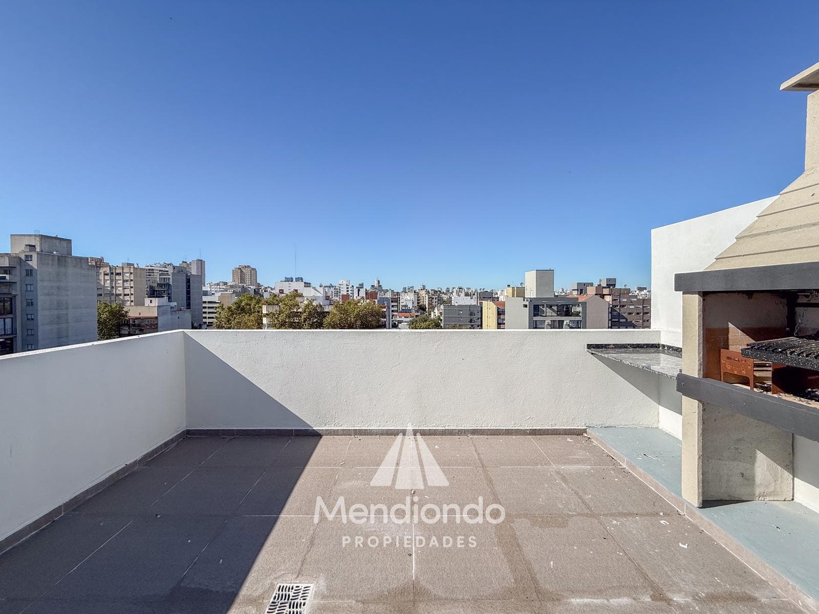 Brand-new 3-bedroom half-duplex apartment. Garage and terrace. Available IMMEDIATELY in Plaza Mitre.