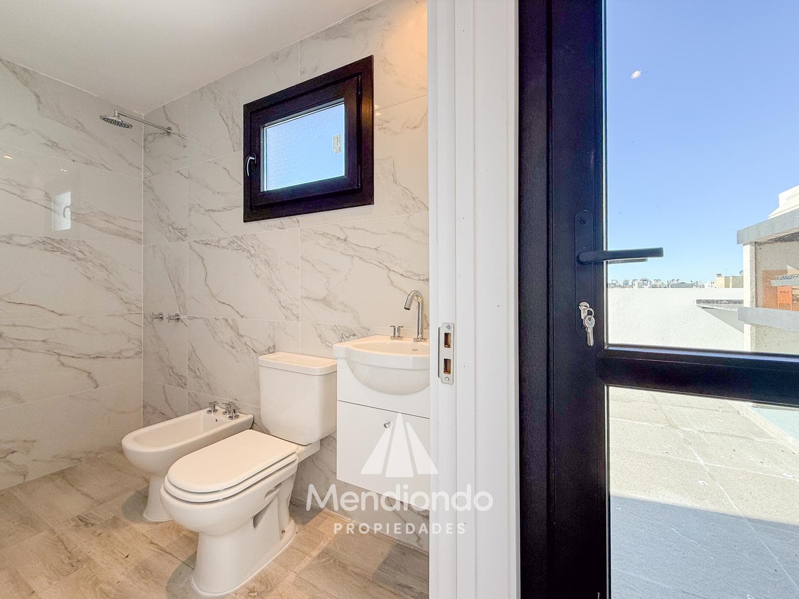 Brand-new 3-bedroom half-duplex apartment. Garage and terrace. Available IMMEDIATELY in Plaza Mitre.