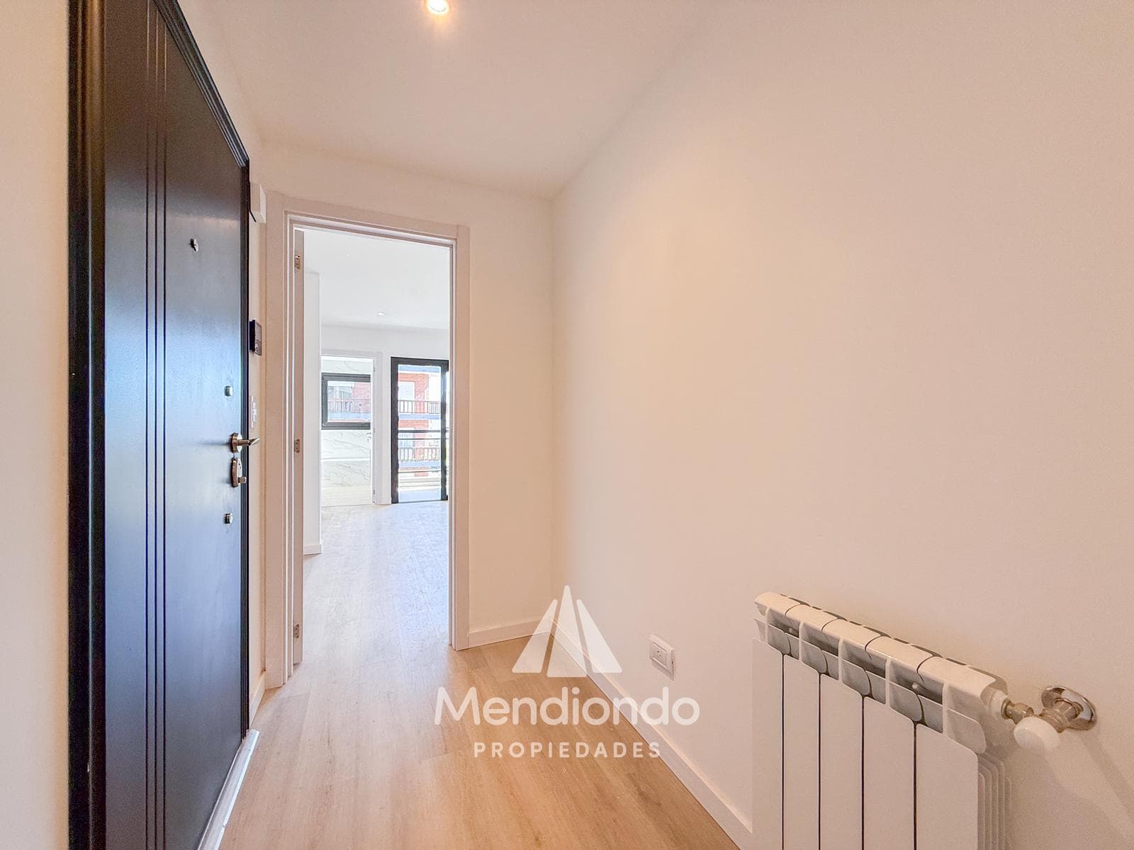 Brand-new 3-bedroom half-duplex apartment. Garage and terrace. Available IMMEDIATELY in Plaza Mitre.