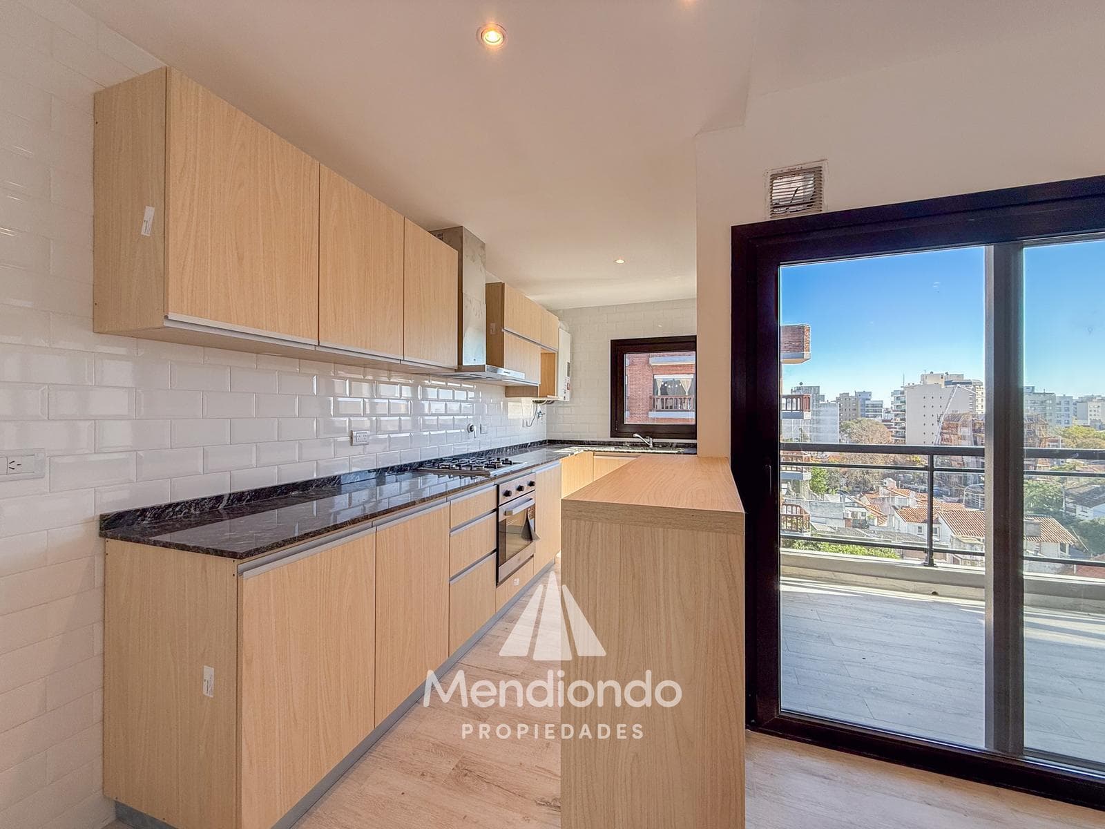 Brand-new 3-bedroom half-duplex apartment. Garage and terrace. Available IMMEDIATELY in Plaza Mitre.