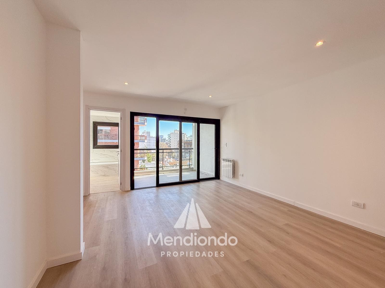 Brand-new 3-bedroom half-duplex apartment. Garage and terrace. Available IMMEDIATELY in Plaza Mitre.