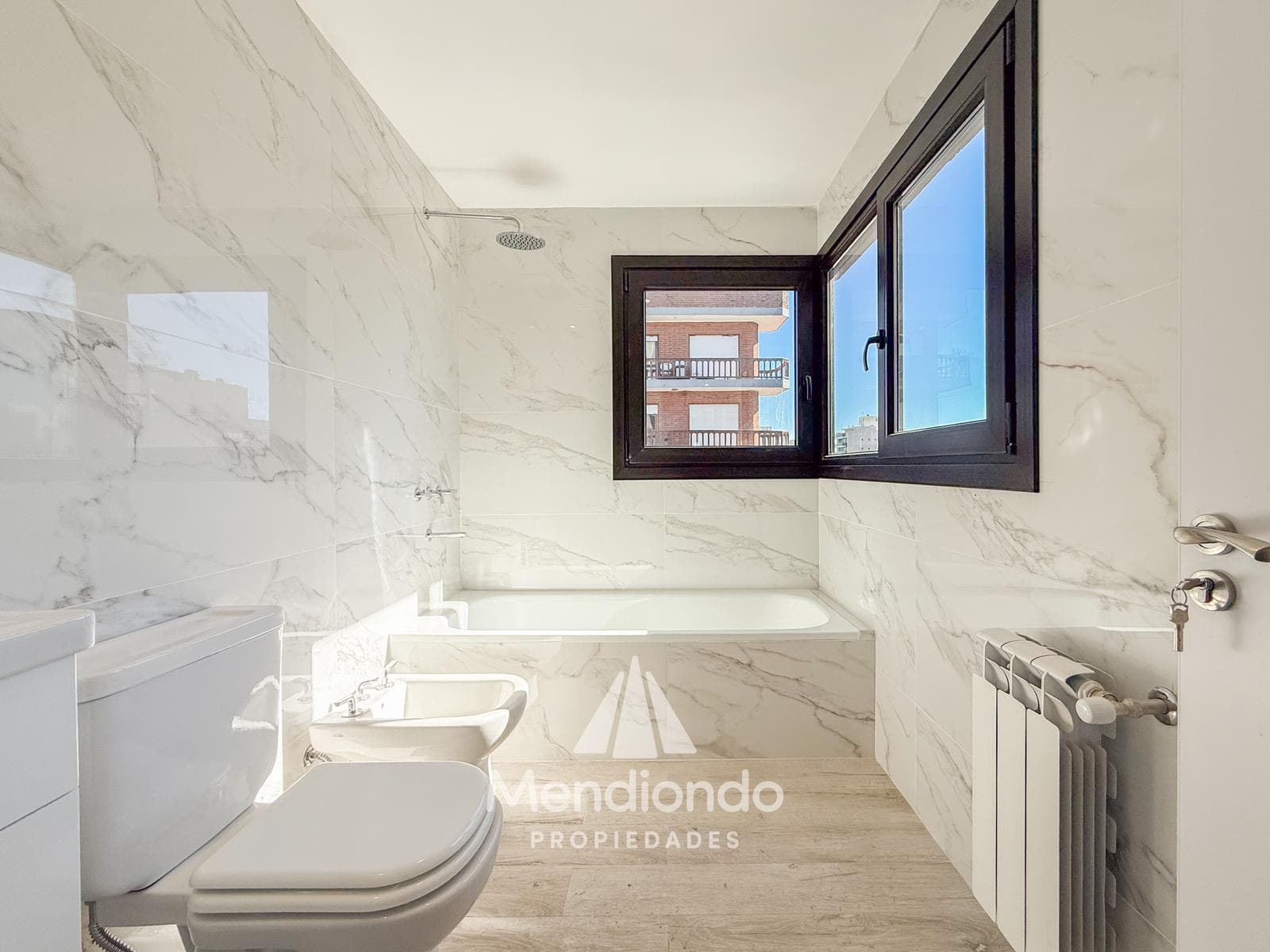 Brand-new 3-bedroom half-duplex apartment. Garage and terrace. Available IMMEDIATELY in Plaza Mitre.