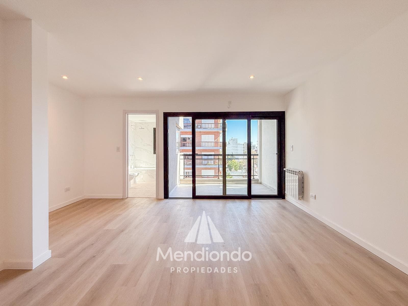 Brand-new 3-bedroom half-duplex apartment. Garage and terrace. Available IMMEDIATELY in Plaza Mitre.